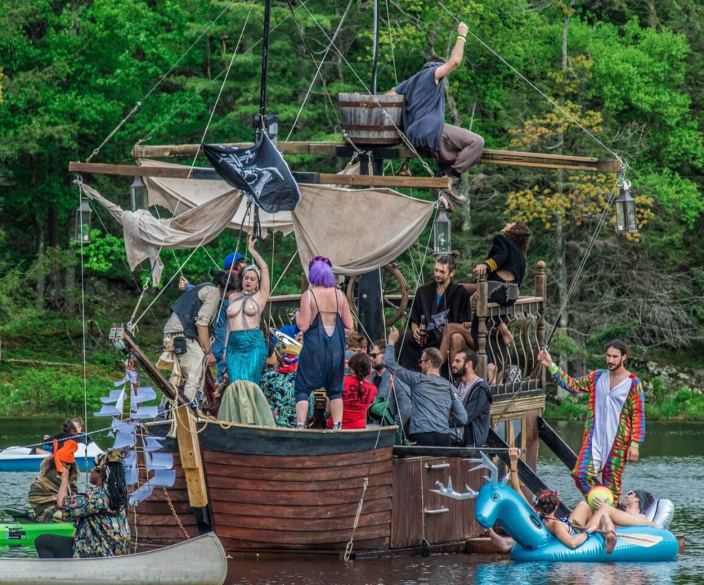Seth Troxler, Sofi Tukker und Fisher beim Lakewood Festival