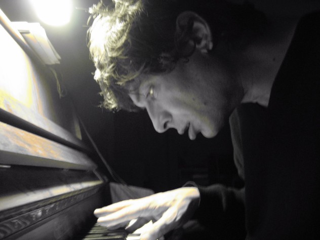 Harald Blüchel_Piano grau ©Cosmic Enterprises