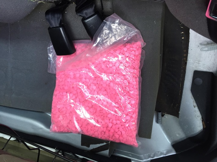 bpol-nrw-fahndungserfolg-der-bundespolizei-schweizer-mit-5000-ecstasy-tabletten-auf-der-autobahn-fes