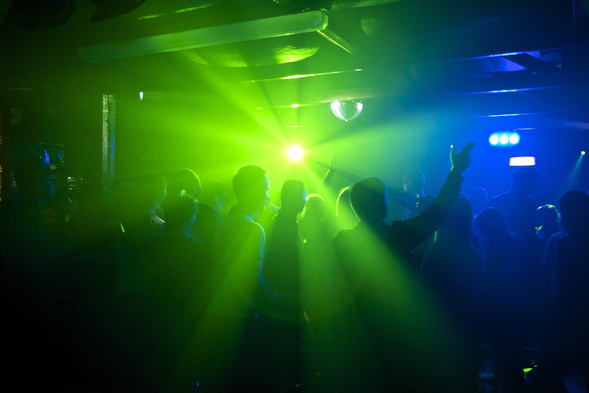 Innenminister schreitet ein Illegaler Rave mit 3000 Teilnehmern aufgelöst