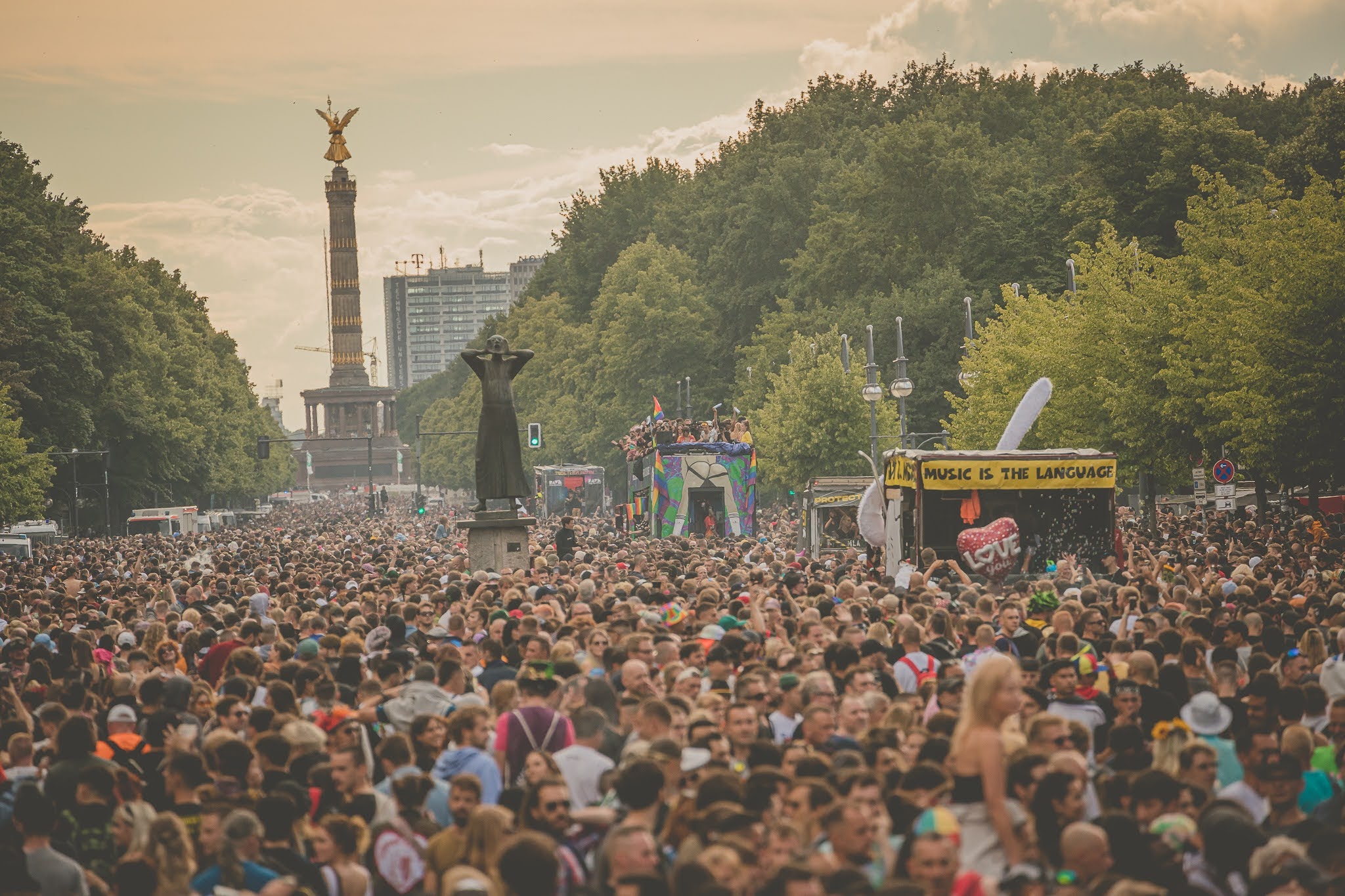Planet Rave Crowd Rave The Planet gewährt Einblick hinter die Kulissen