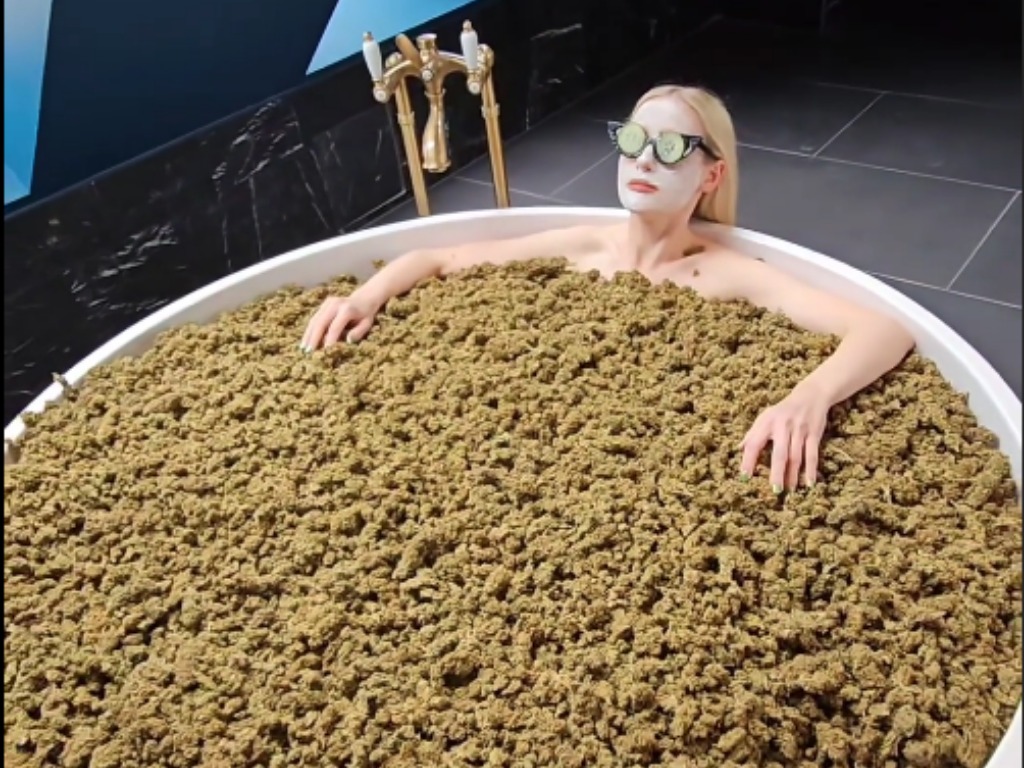 Wellness neu interpretiert: Stella Bossi badet in 60 Kilo Cannabis