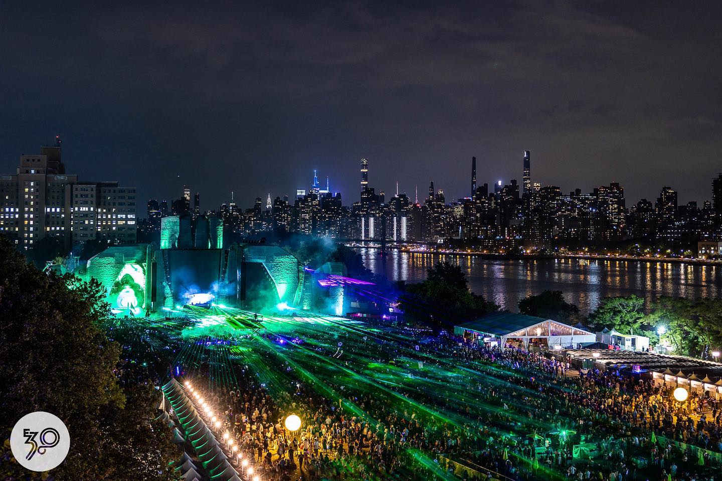 Polizisten einer Drogenbekämpfungseinheit stehlen VIPChampagner auf