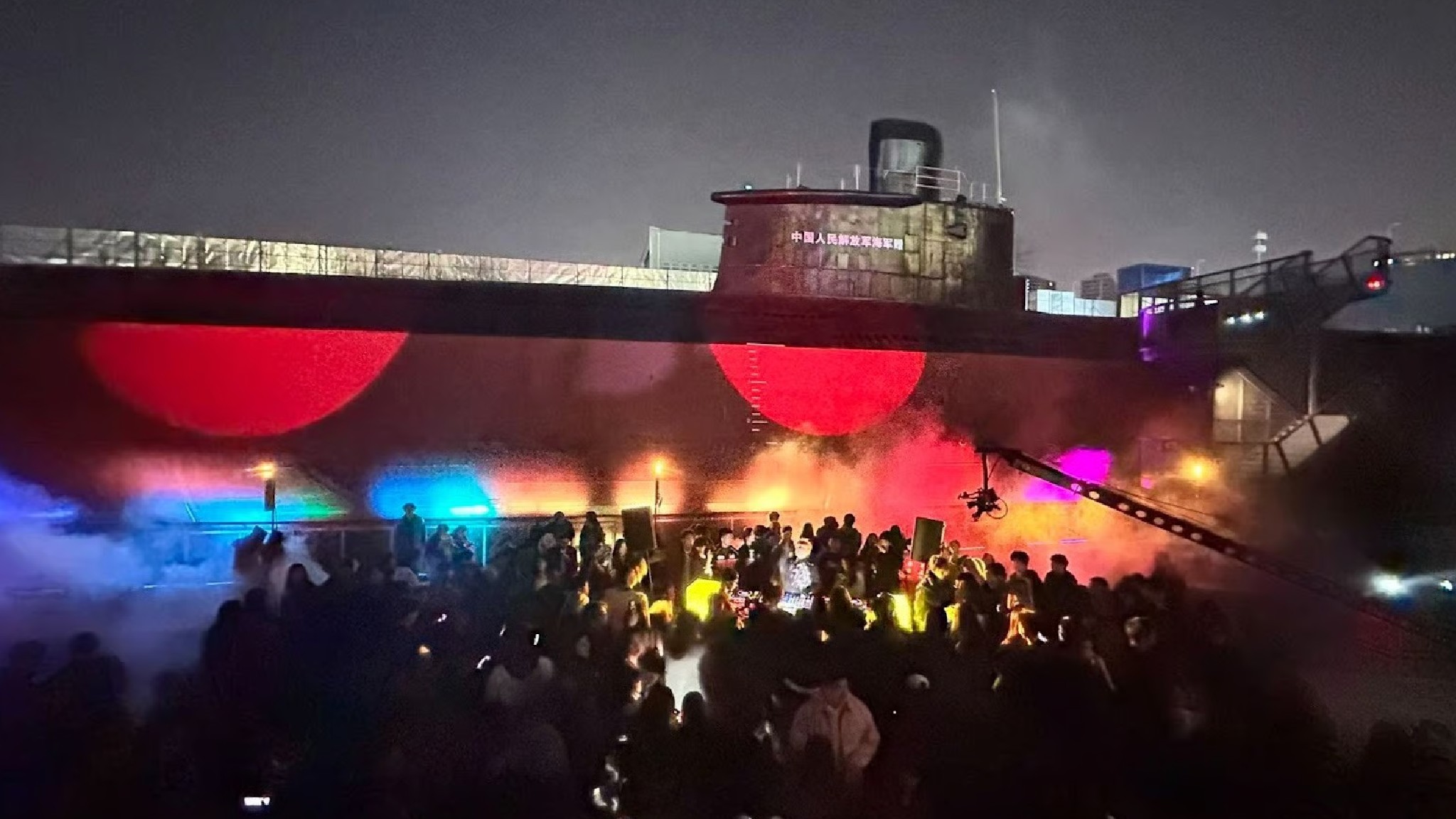 Secret Rave Images Szene feiert Secret-Rave neben U-Boot-Wra