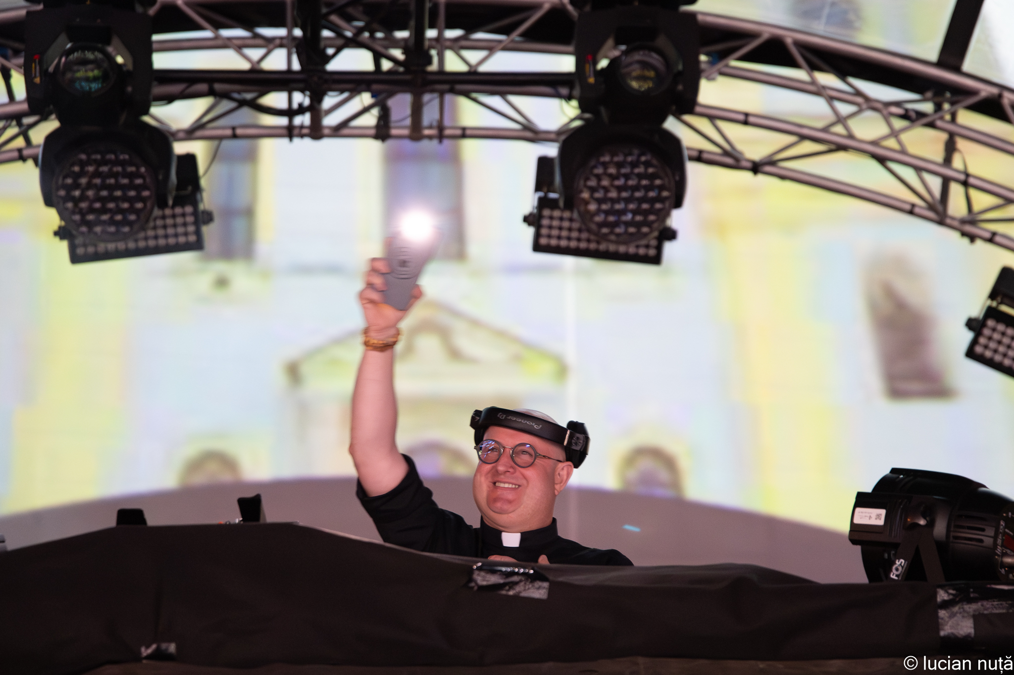 Padre Rave 100.000 Menschen feiern Rave mit DJ-Priester
