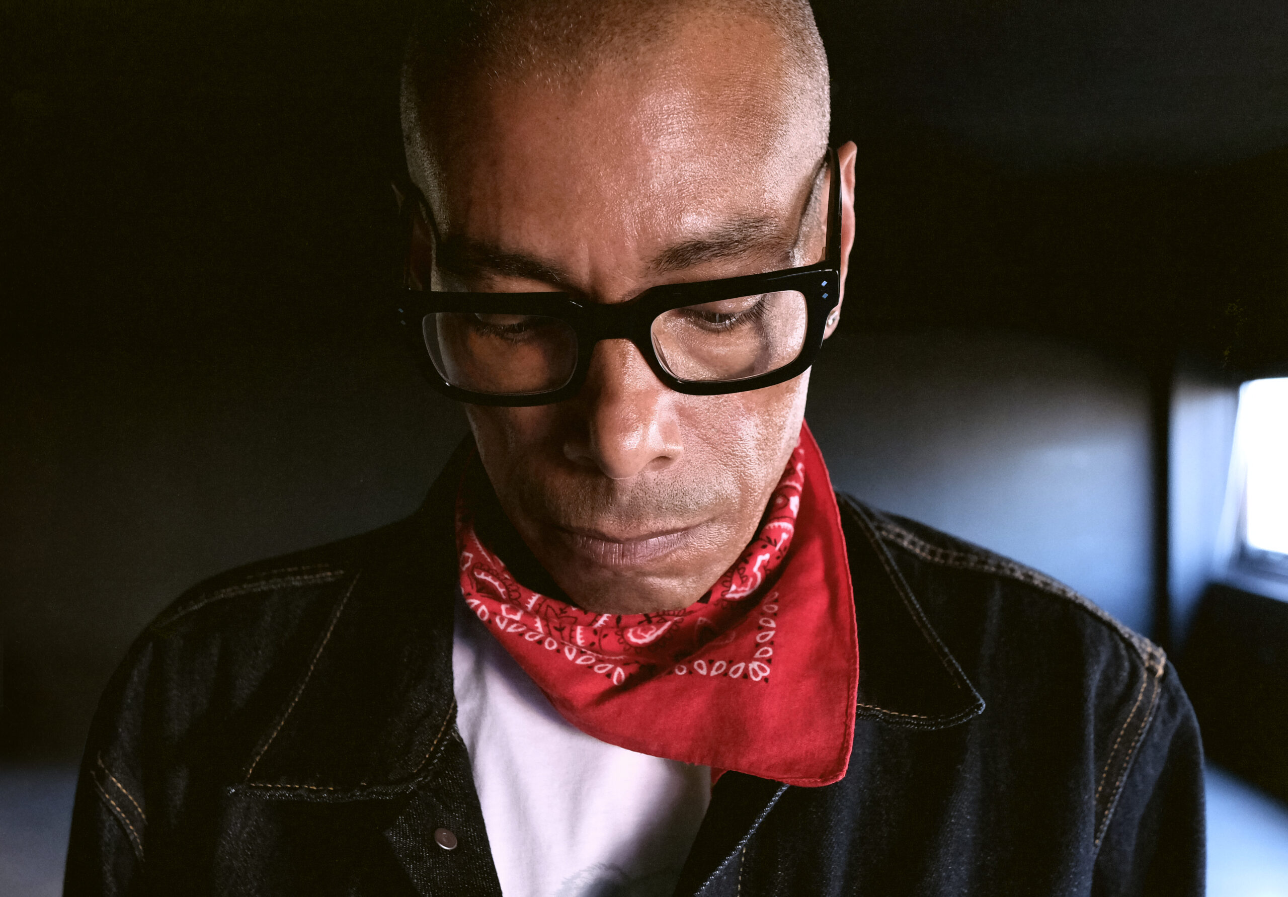 Dave Angel hat neues Album „A Time and Place“ veröffentlicht.